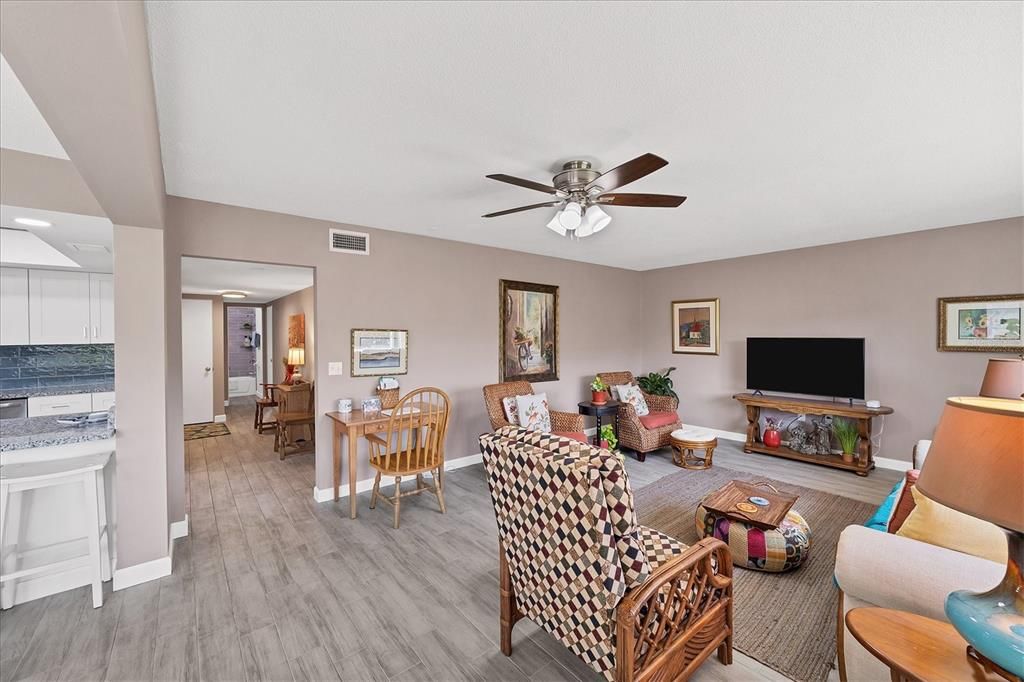 На продажу: $249,000 (2 спален, 2 ванн, 1195 Квадратных фут)