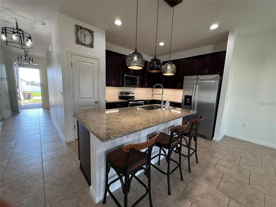 For Rent: $2,200 (3 beds, 2 baths, 1405 Square Feet)