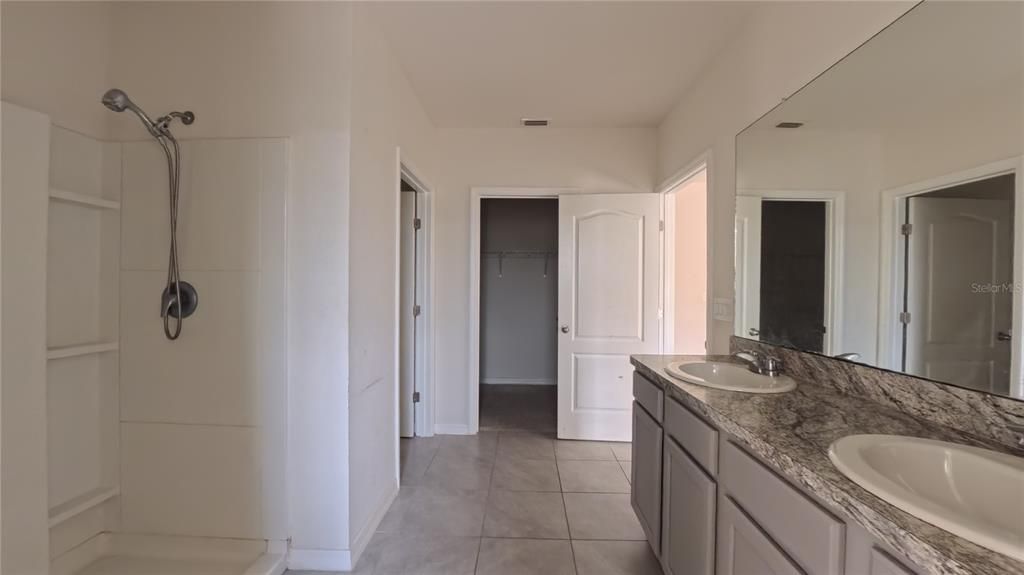 For Sale: $359,000 (5 beds, 3 baths, 2696 Square Feet)