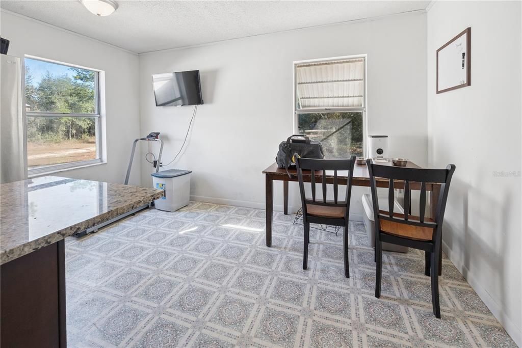 For Sale: $230,000 (2 beds, 1 baths, 1070 Square Feet)