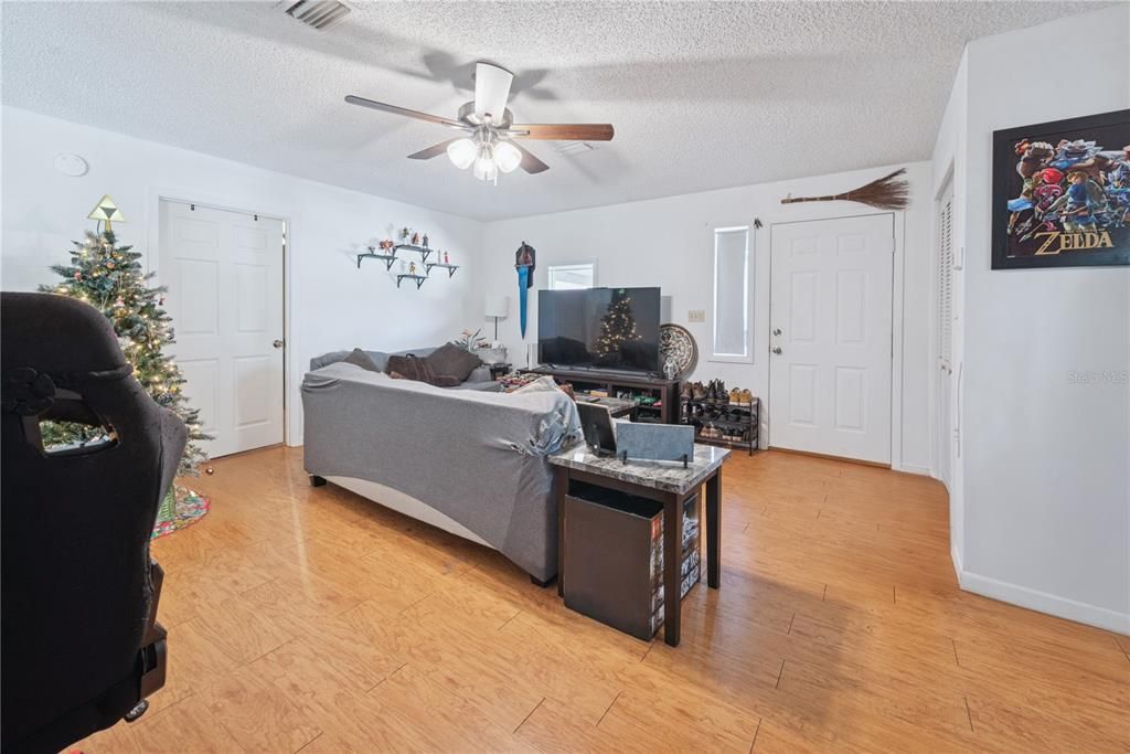 For Sale: $230,000 (2 beds, 1 baths, 1070 Square Feet)