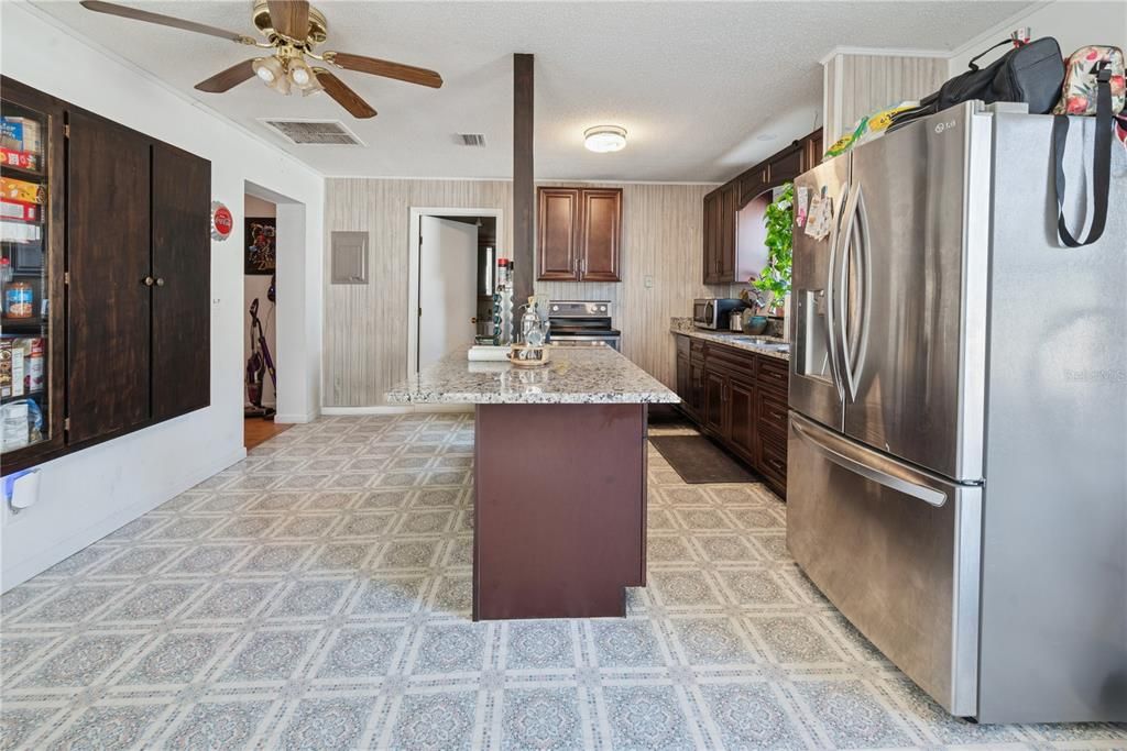 For Sale: $230,000 (2 beds, 1 baths, 1070 Square Feet)