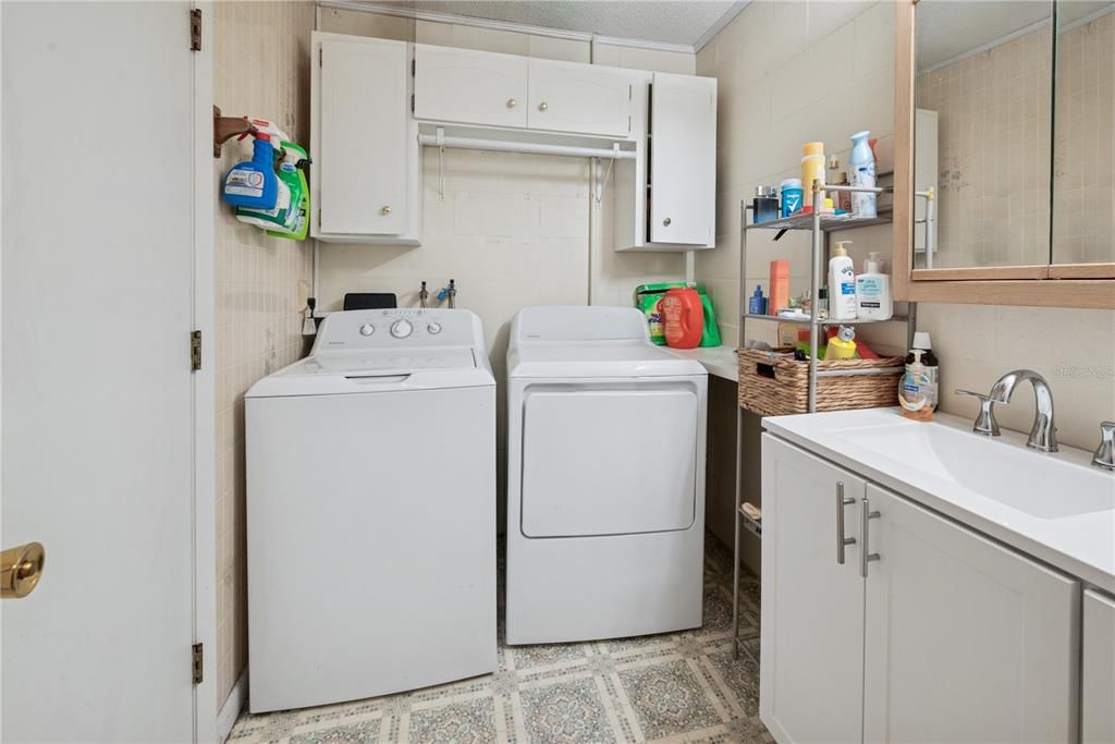 For Sale: $230,000 (2 beds, 1 baths, 1070 Square Feet)