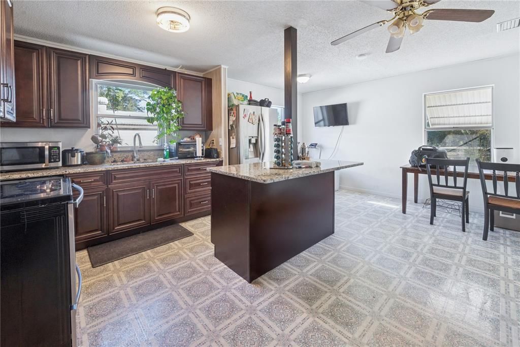 For Sale: $230,000 (2 beds, 1 baths, 1070 Square Feet)