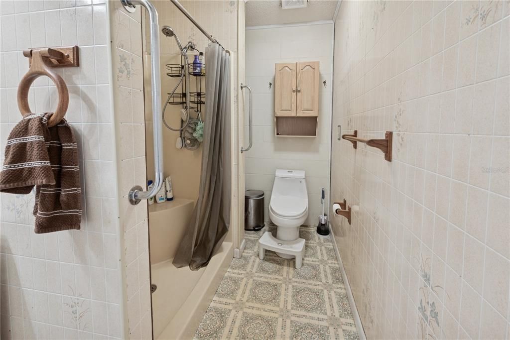 For Sale: $230,000 (2 beds, 1 baths, 1070 Square Feet)