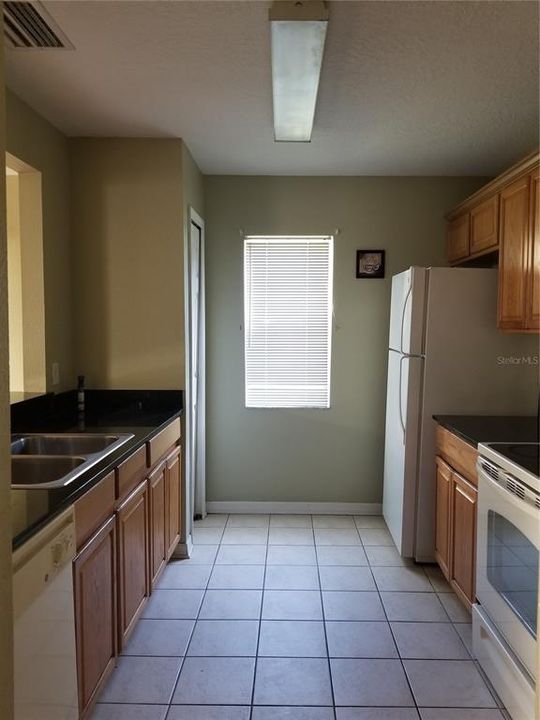 For Rent: $1,750 (3 beds, 2 baths, 1408 Square Feet)