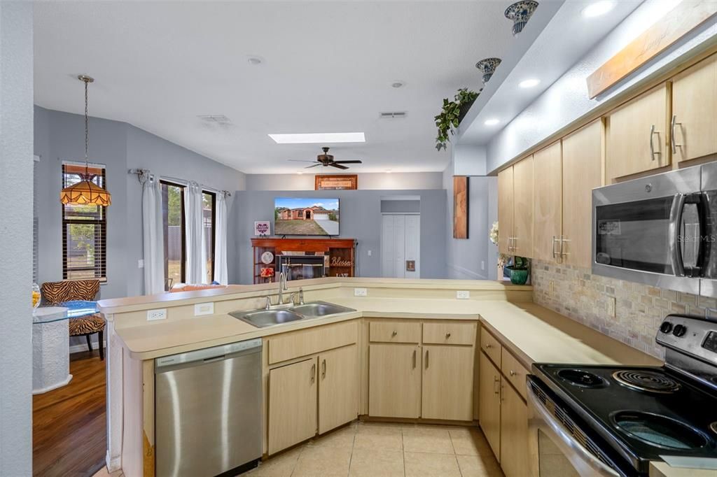 待售: $319,000 (3 贝兹, 3 浴室, 1952 平方英尺)