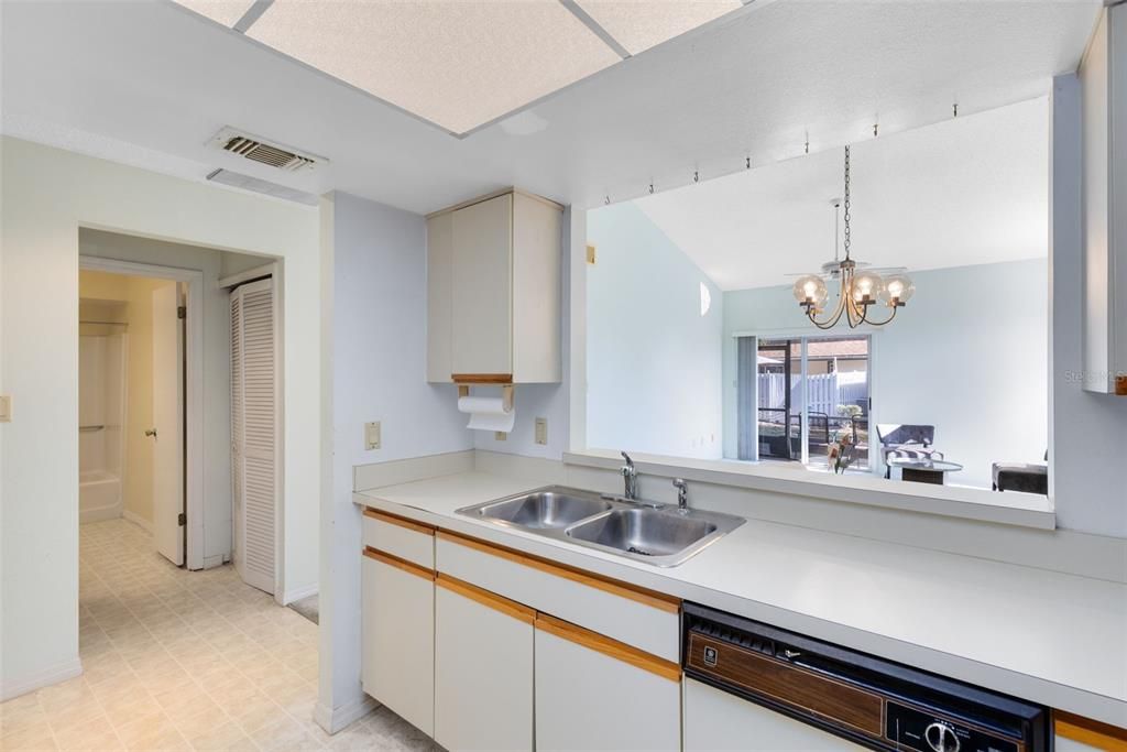 For Sale: $205,000 (2 beds, 2 baths, 1002 Square Feet)