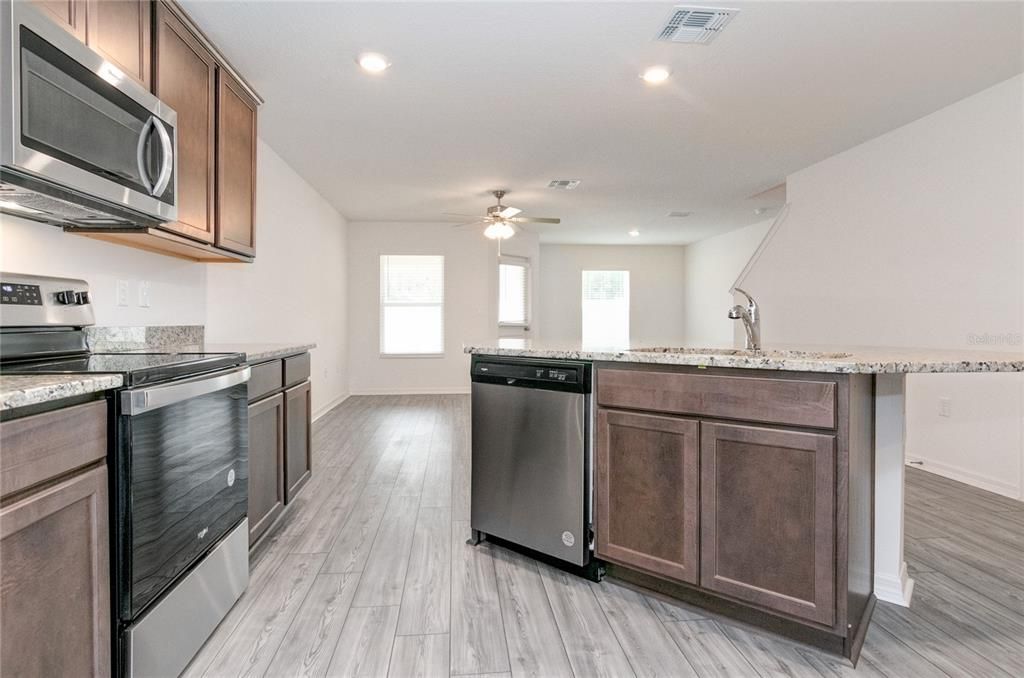 待售: $269,500 (2 贝兹, 2 浴室, 1668 平方英尺)