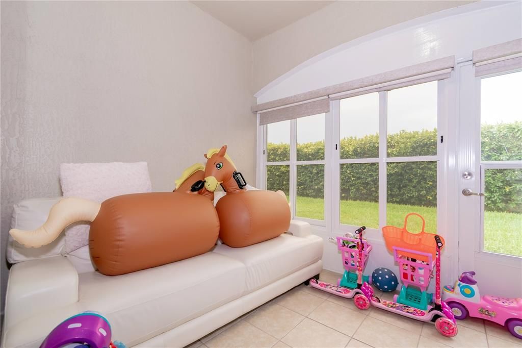 For Sale: $330,000 (3 beds, 2 baths, 1512 Square Feet)