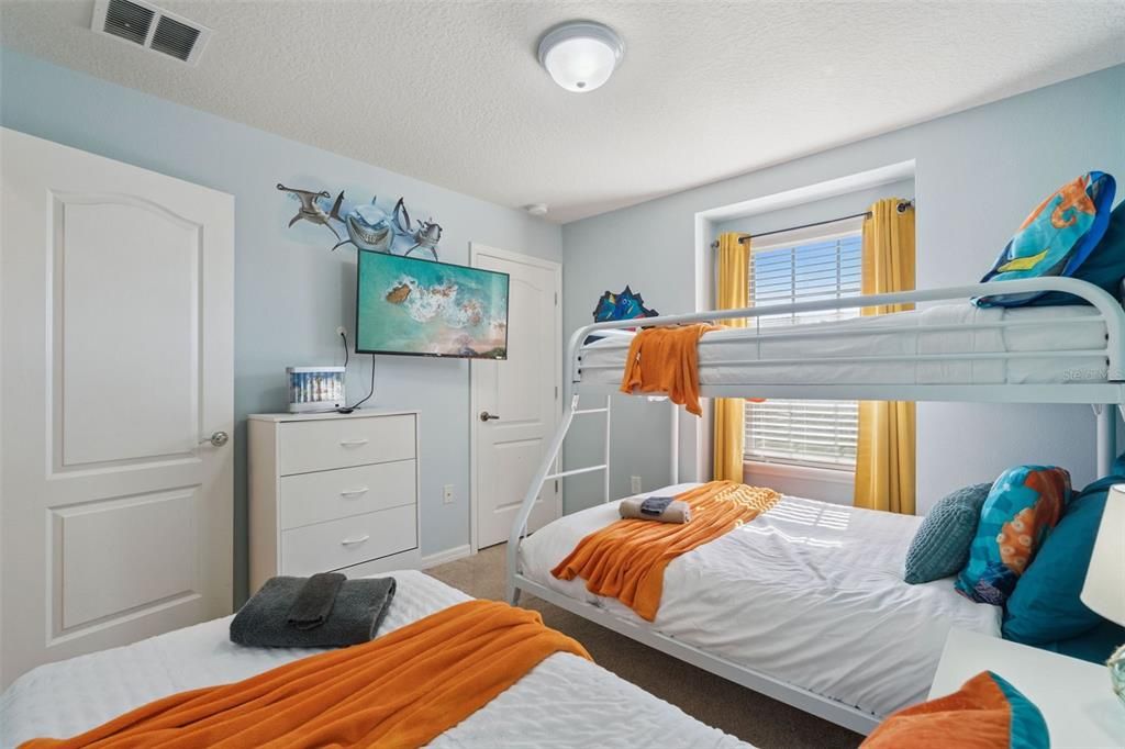 For Sale: $450,000 (5 beds, 4 baths, 2263 Square Feet)