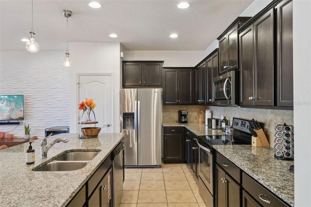 For Sale: $450,000 (5 beds, 4 baths, 2263 Square Feet)