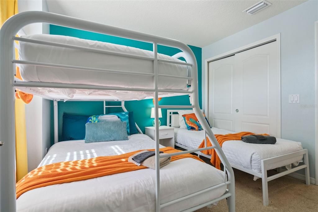 For Sale: $450,000 (5 beds, 4 baths, 2263 Square Feet)