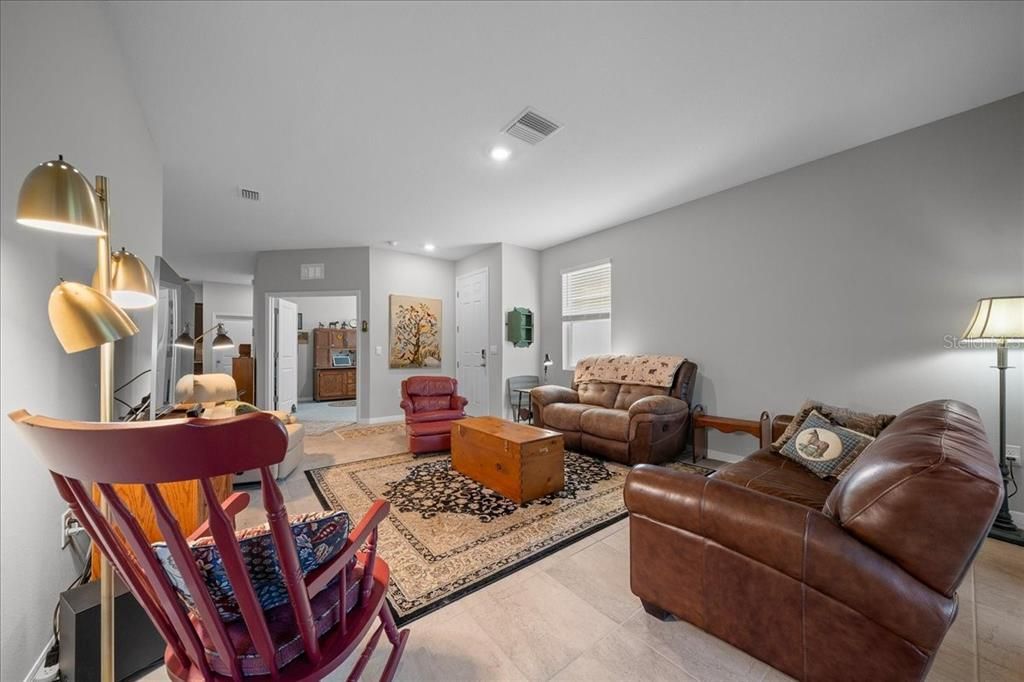 待售: $254,000 (2 贝兹, 2 浴室, 1552 平方英尺)