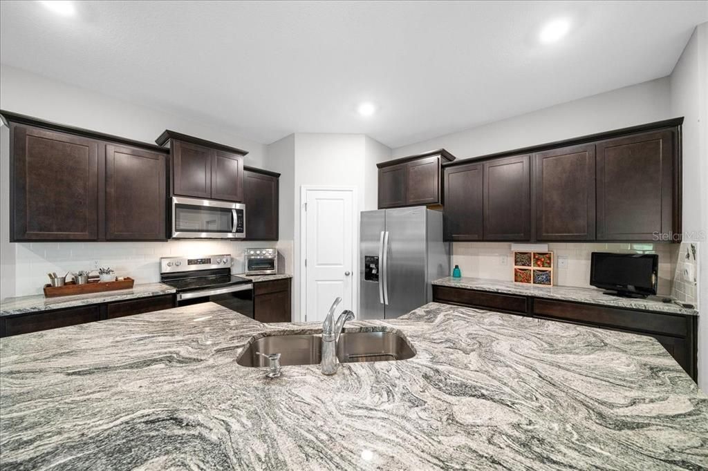 待售: $254,000 (2 贝兹, 2 浴室, 1552 平方英尺)