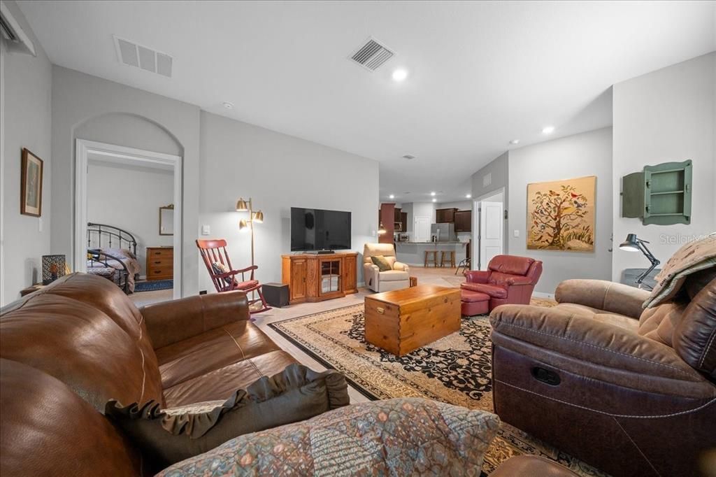 待售: $254,000 (2 贝兹, 2 浴室, 1552 平方英尺)