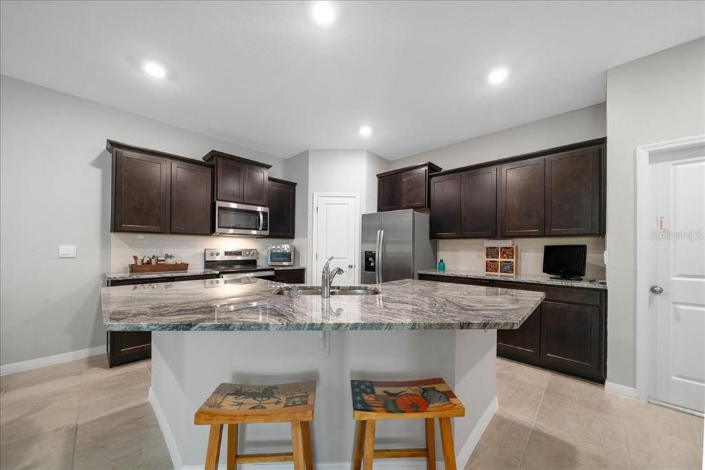 待售: $254,000 (2 贝兹, 2 浴室, 1552 平方英尺)