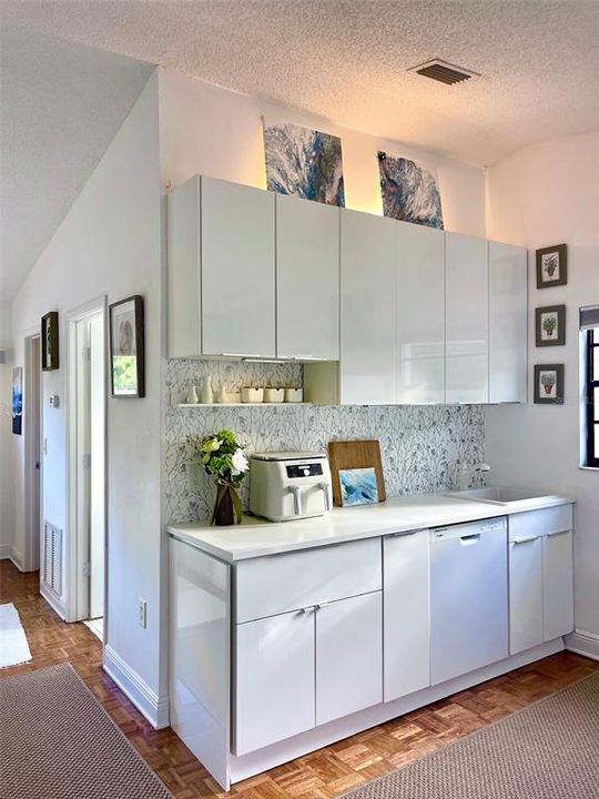 For Sale: $150,000 (1 beds, 1 baths, 504 Square Feet)