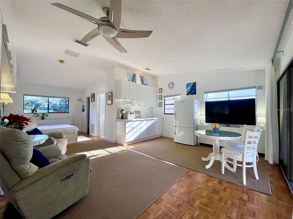 For Sale: $150,000 (1 beds, 1 baths, 504 Square Feet)