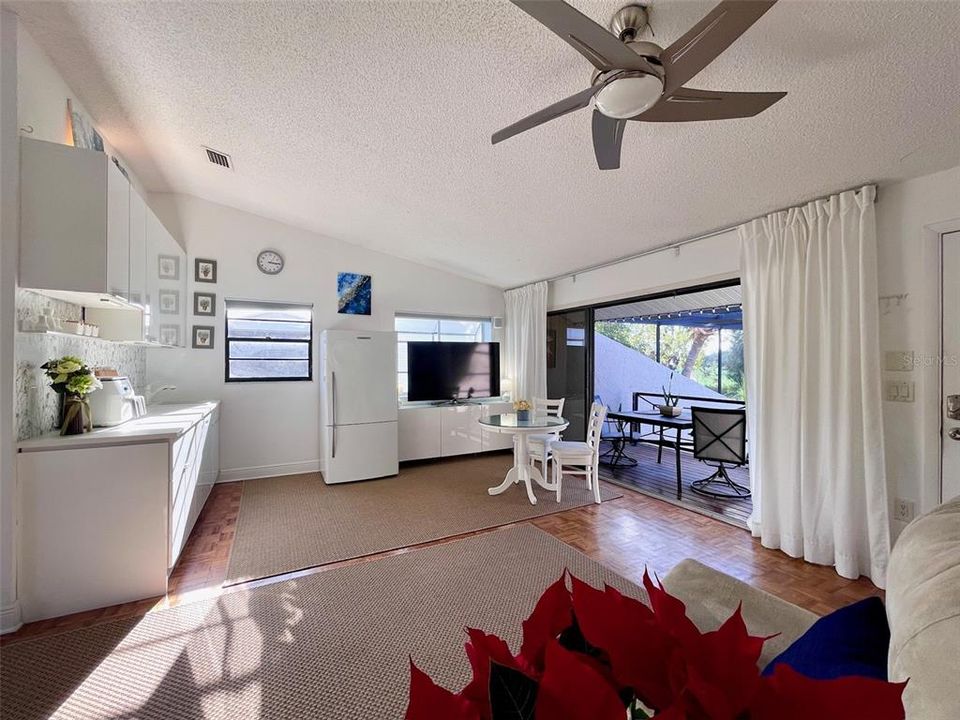 For Sale: $150,000 (1 beds, 1 baths, 504 Square Feet)