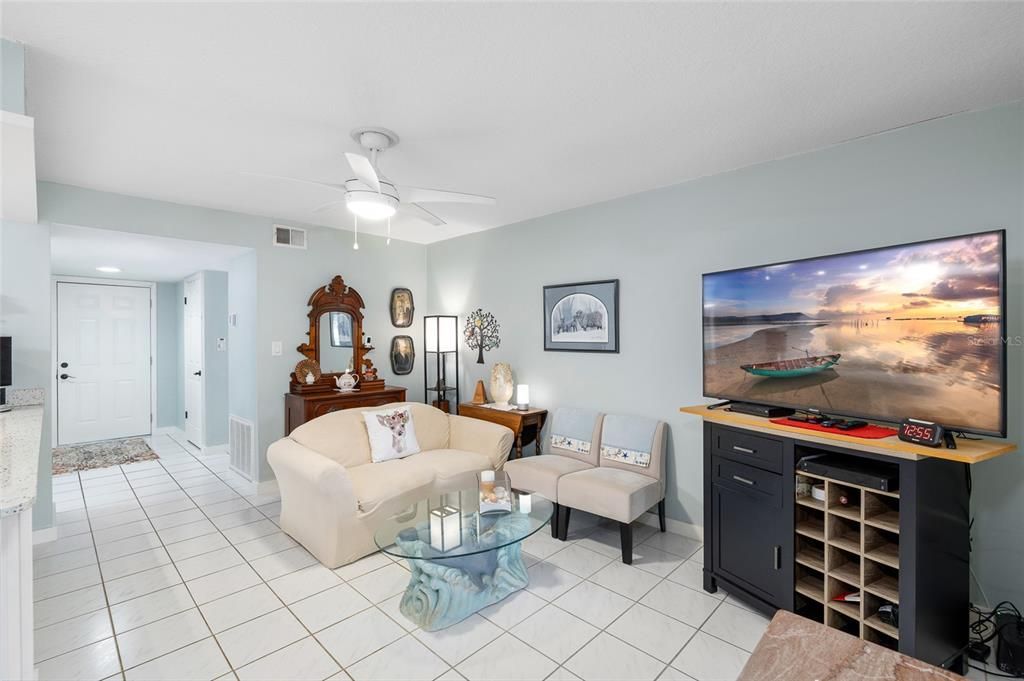 На продажу: $149,000 (2 спален, 2 ванн, 1114 Квадратных фут)