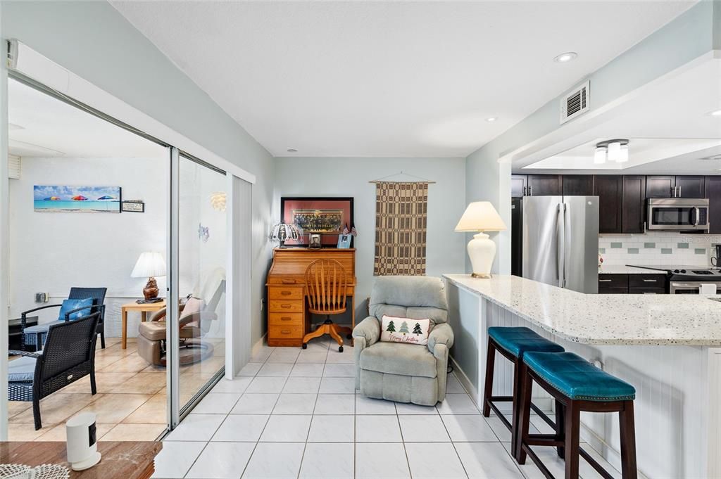 На продажу: $149,000 (2 спален, 2 ванн, 1114 Квадратных фут)