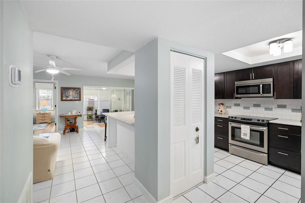 На продажу: $149,000 (2 спален, 2 ванн, 1114 Квадратных фут)