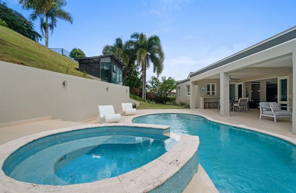 For Sale: $1,800,000 (5 beds, 3 baths, 3000 Square Feet)