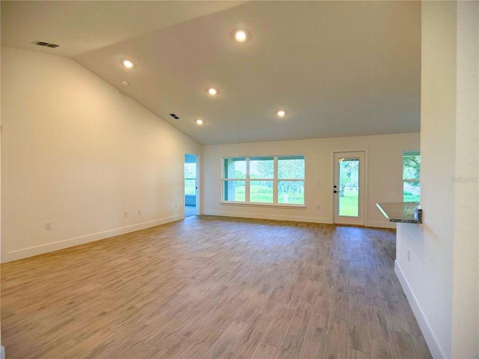 En Venta: $544,900 (4 camas, 2 baños, 2169 Pies cuadrados)
