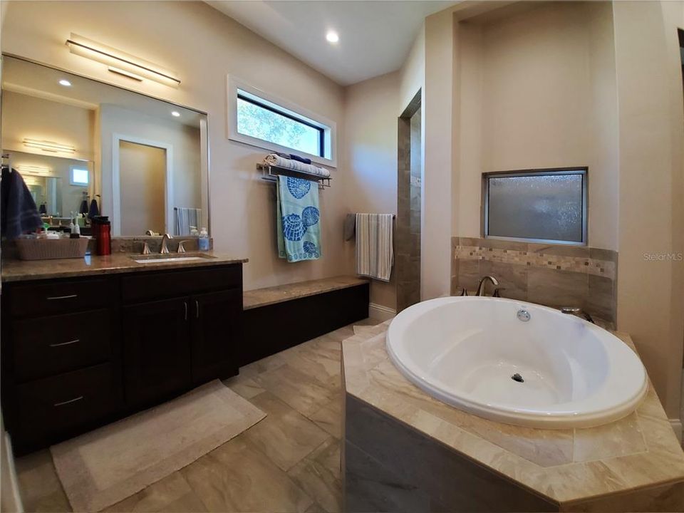 待售: $995,000 (3 贝兹, 3 浴室, 2562 平方英尺)