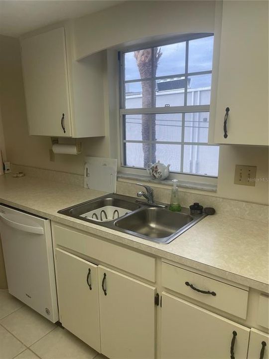 For Sale: $148,900 (2 beds, 2 baths, 1056 Square Feet)