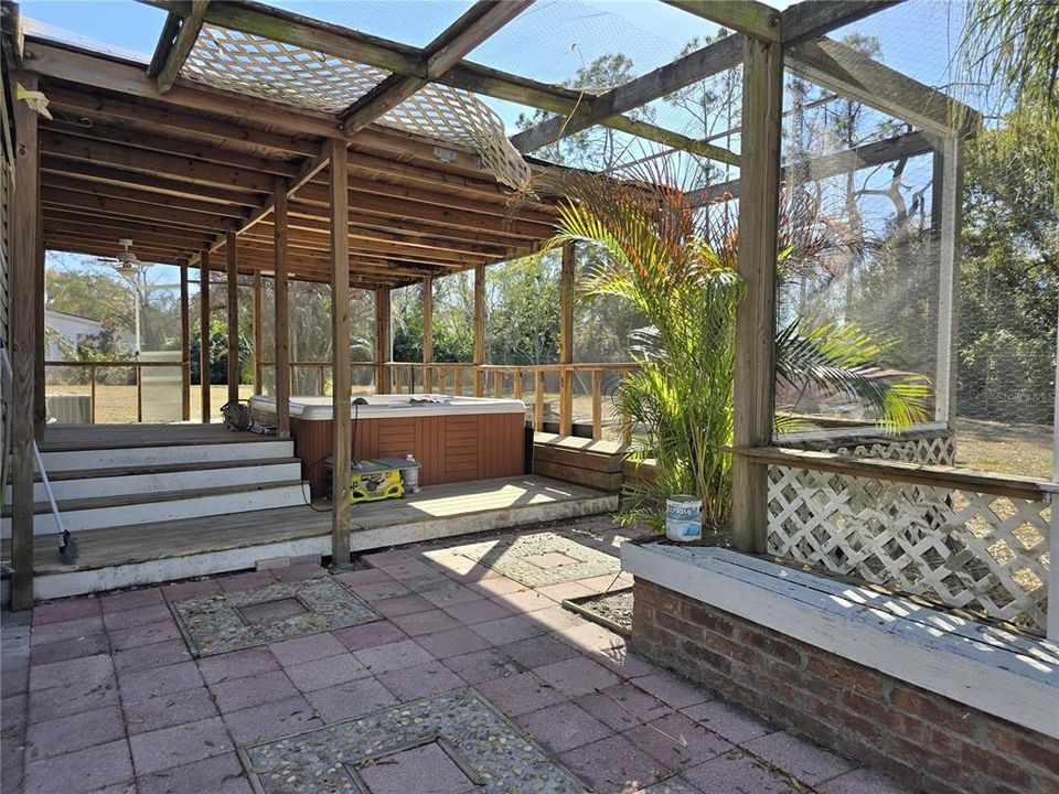Active With Contract: $230,000 (2 beds, 2 baths, 960 Square Feet)