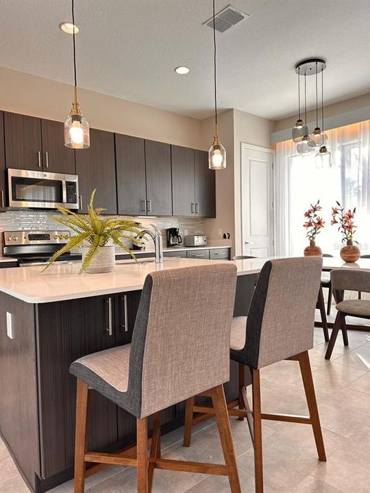 出租: $3,200 (5 贝兹, 4 浴室, 2307 平方英尺)