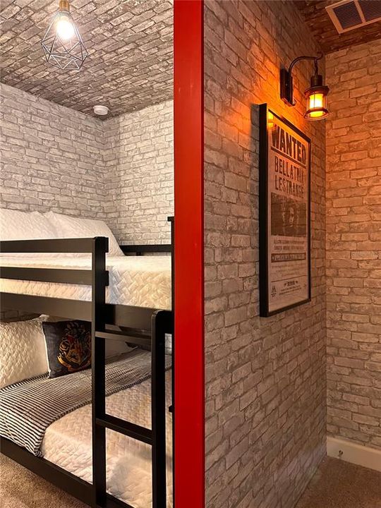 出租: $3,200 (5 贝兹, 4 浴室, 2307 平方英尺)