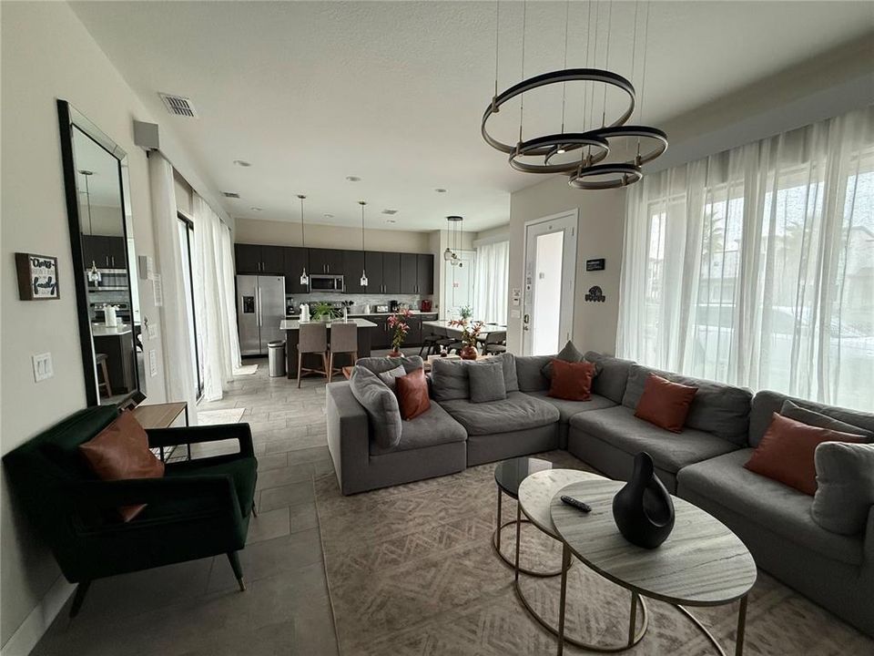 出租: $3,200 (5 贝兹, 4 浴室, 2307 平方英尺)