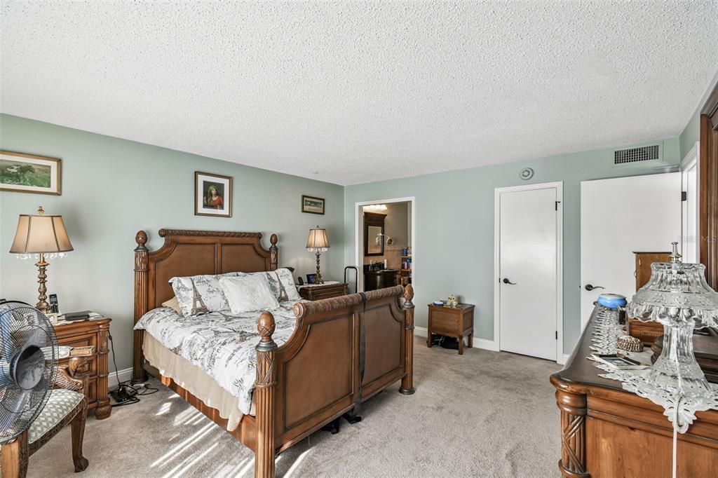 For Sale: $150,000 (2 beds, 2 baths, 1347 Square Feet)