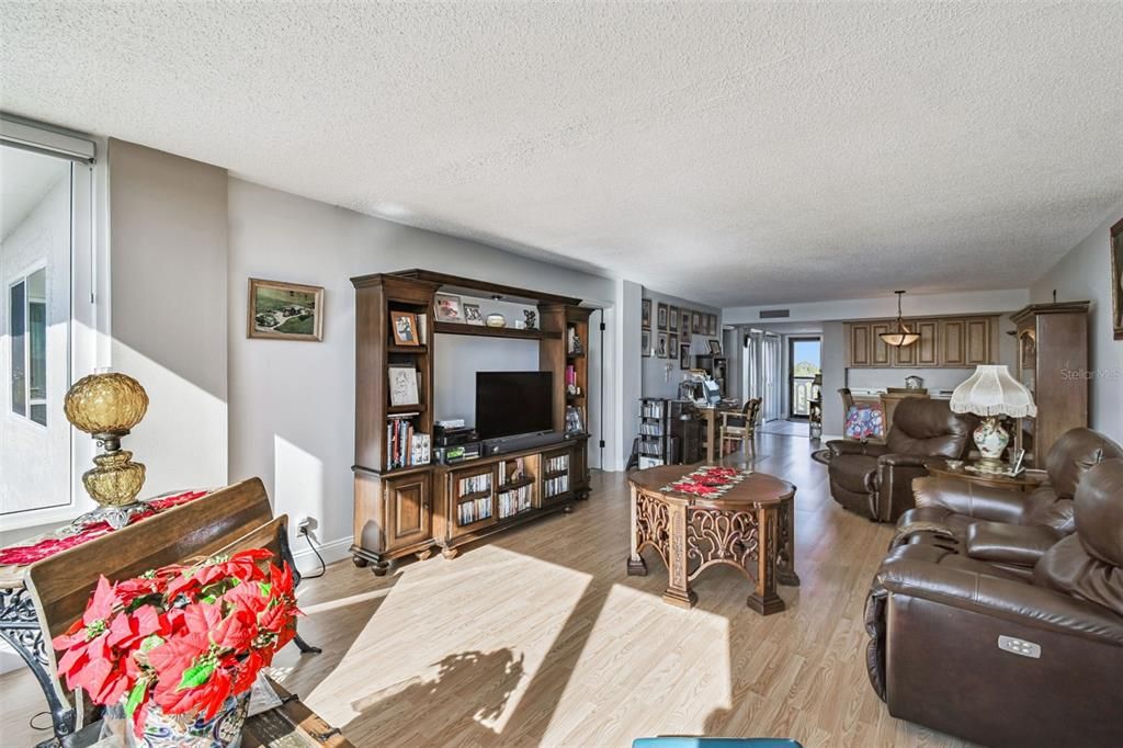 For Sale: $150,000 (2 beds, 2 baths, 1347 Square Feet)