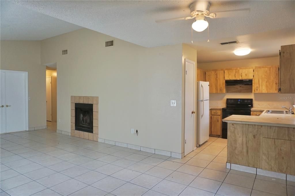 For Rent: $1,600 (3 beds, 2 baths, 1143 Square Feet)