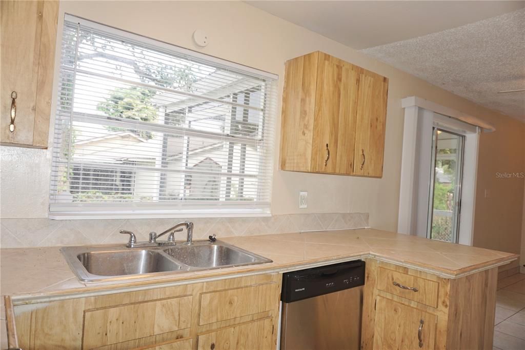 For Rent: $1,600 (3 beds, 2 baths, 1143 Square Feet)