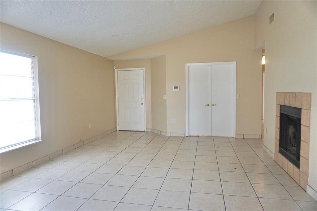 For Rent: $1,600 (3 beds, 2 baths, 1143 Square Feet)