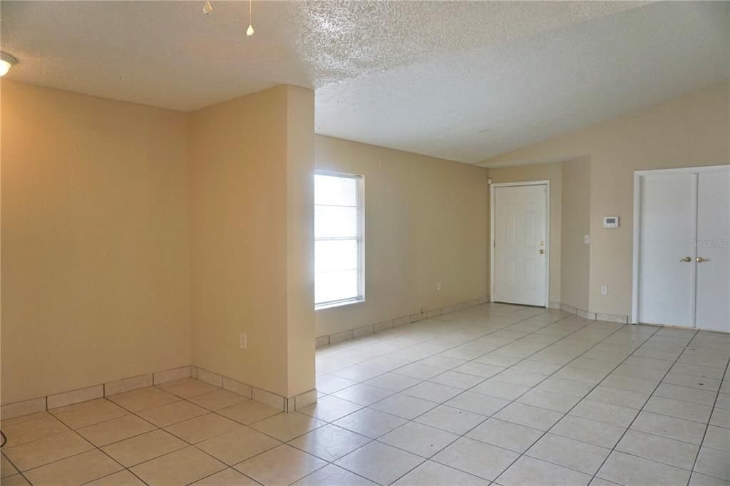For Rent: $1,600 (3 beds, 2 baths, 1143 Square Feet)