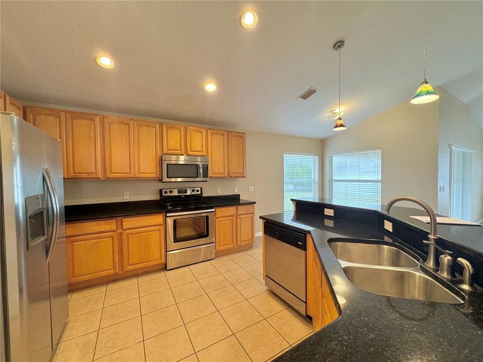 For Rent: $1,900 (3 beds, 2 baths, 1848 Square Feet)