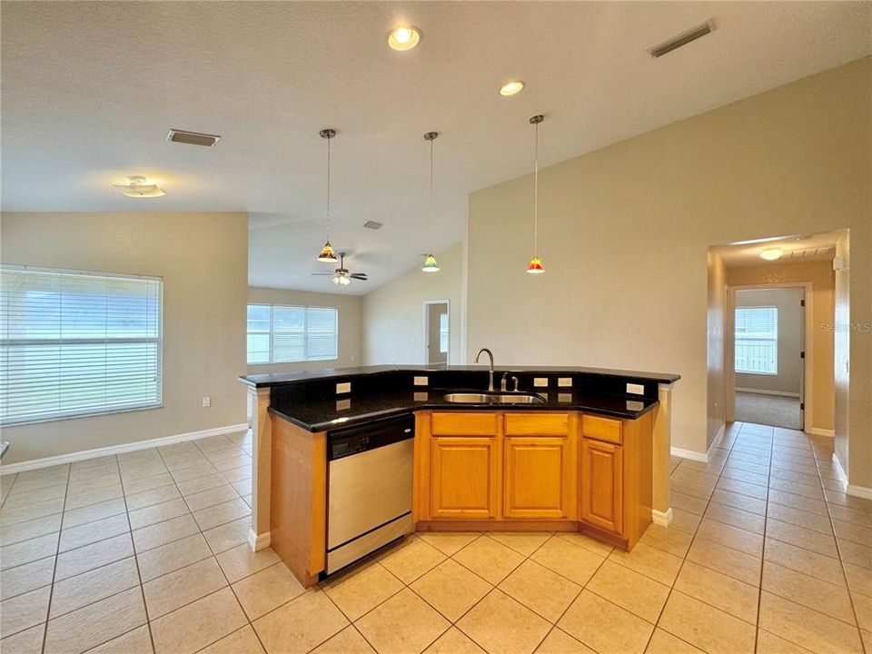 For Rent: $1,900 (3 beds, 2 baths, 1848 Square Feet)