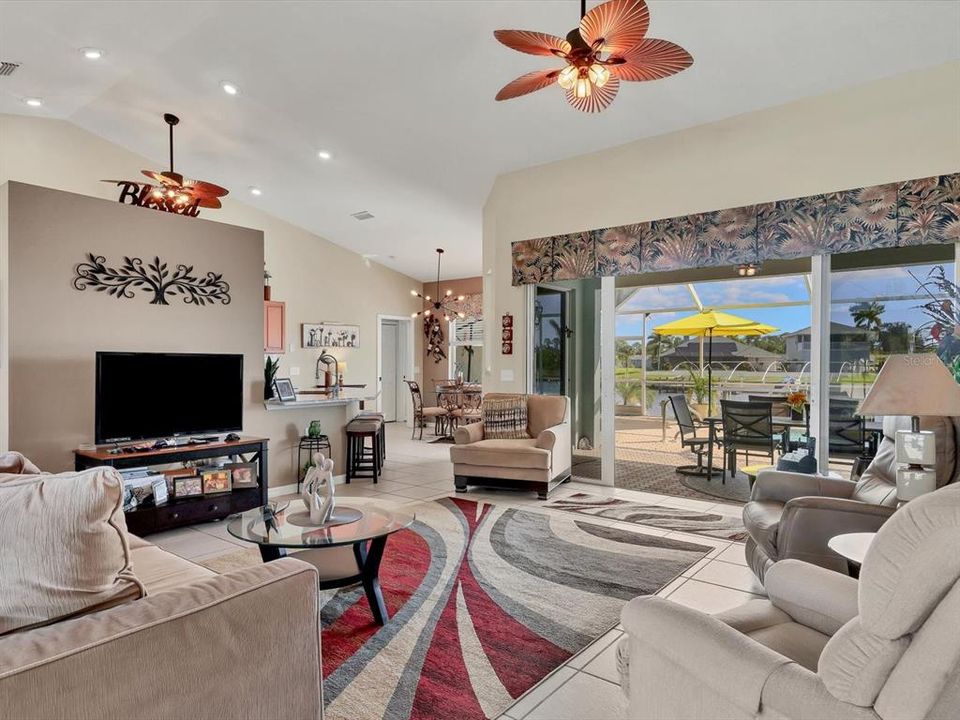 На продажу: $639,900 (3 спален, 2 ванн, 2011 Квадратных фут)