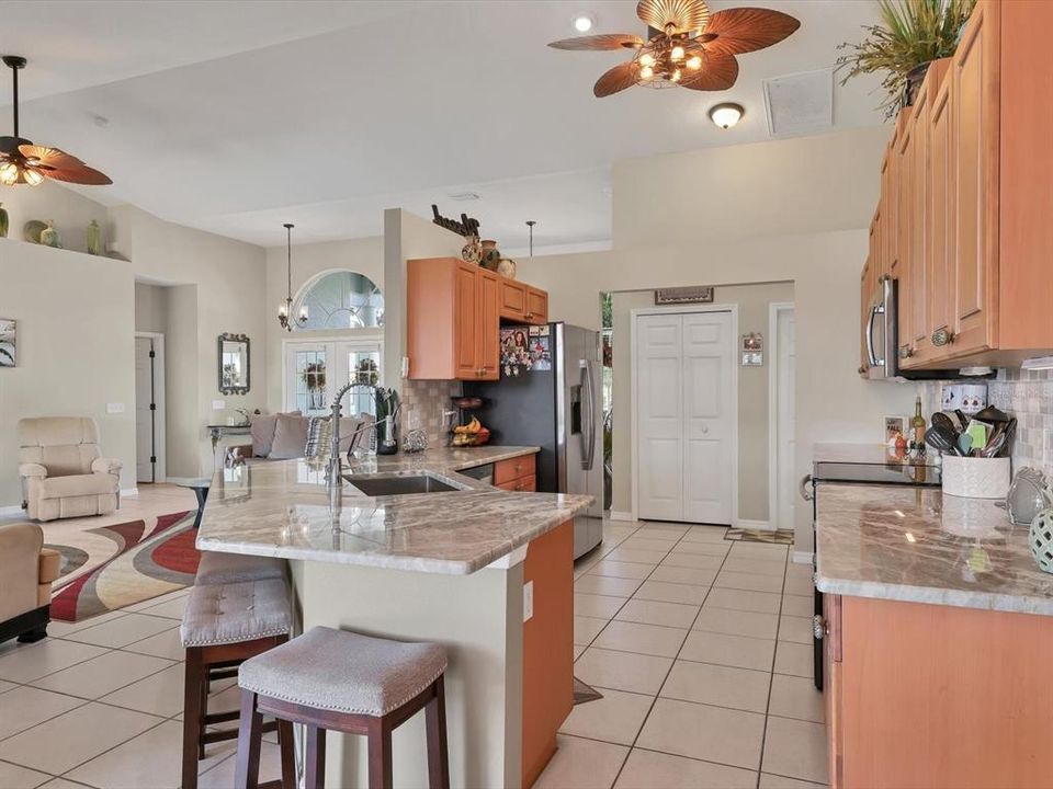 На продажу: $639,900 (3 спален, 2 ванн, 2011 Квадратных фут)