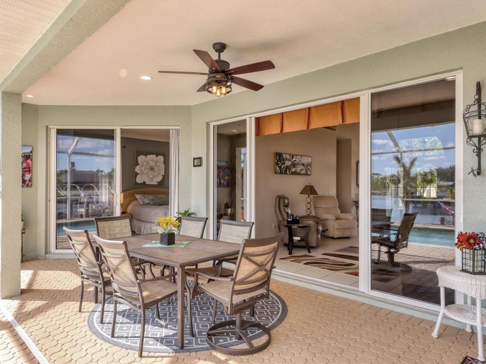 На продажу: $639,900 (3 спален, 2 ванн, 2011 Квадратных фут)