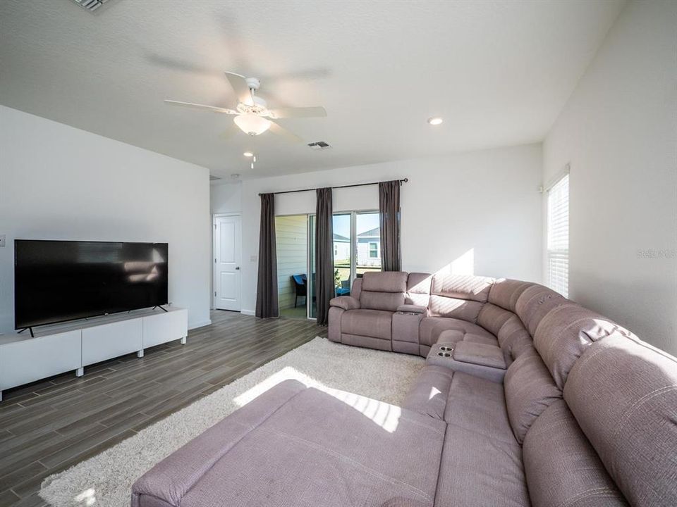 For Rent: $2,000 (3 beds, 2 baths, 1721 Square Feet)