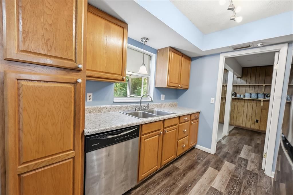 待售: $245,000 (3 贝兹, 2 浴室, 1375 平方英尺)