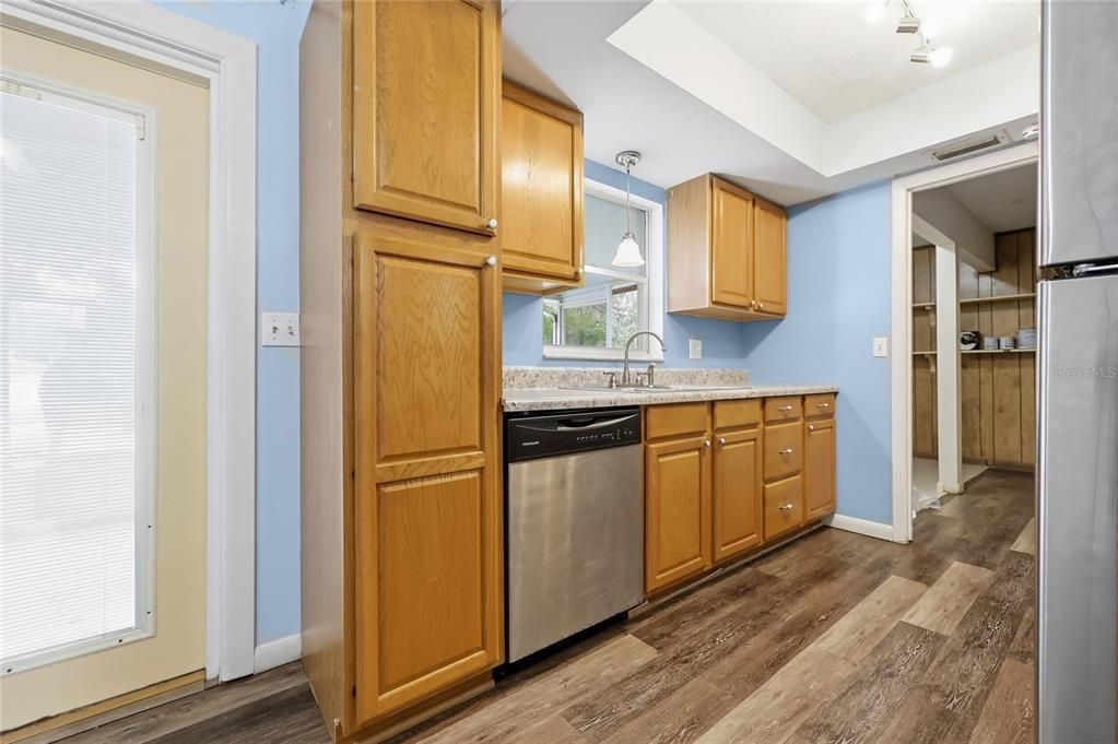 待售: $245,000 (3 贝兹, 2 浴室, 1375 平方英尺)