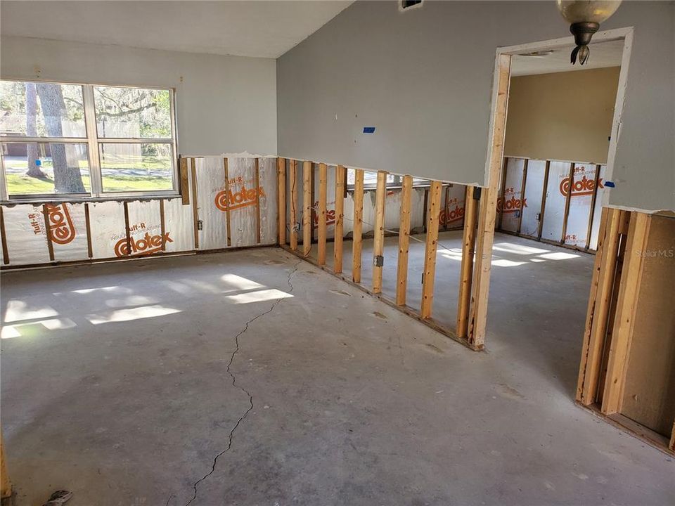 For Sale: $180,000 (3 beds, 2 baths, 1388 Square Feet)